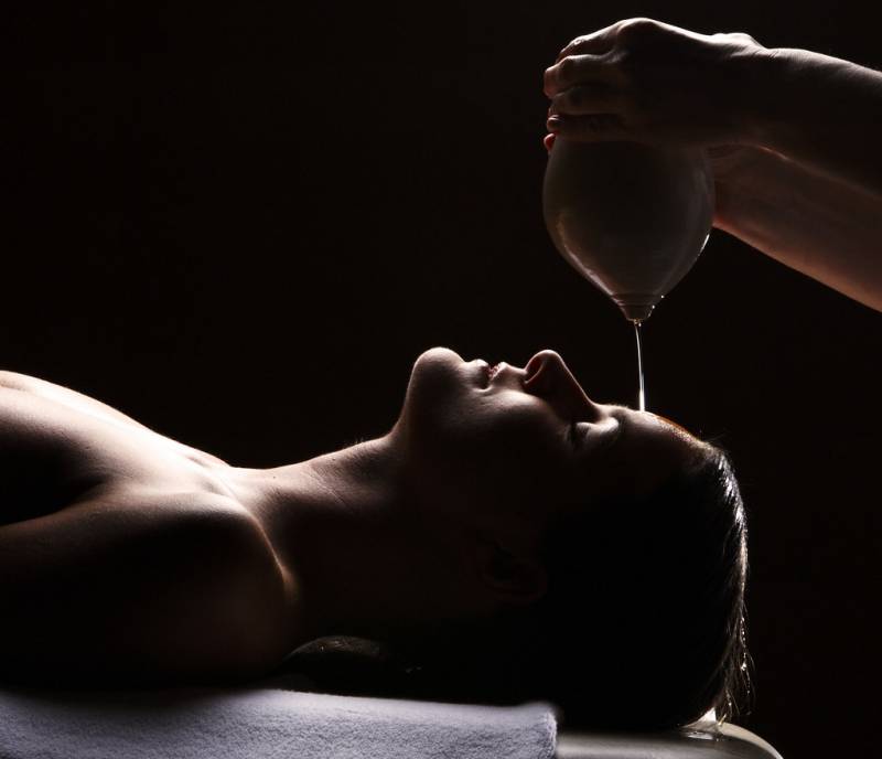 La technique de massage Shirodhara réalisée par Les Arts du Bien-Être à Simiane 